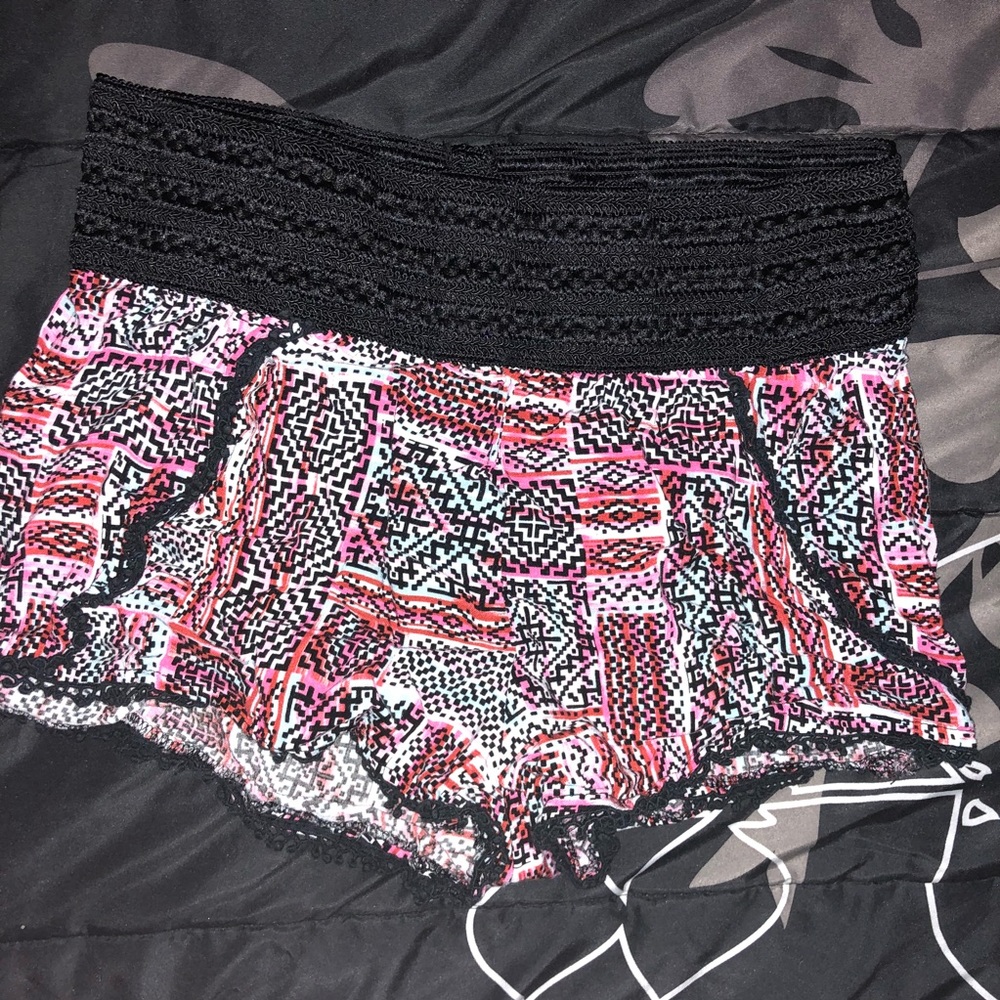 Thick-Banded Pattern Short-Shorts